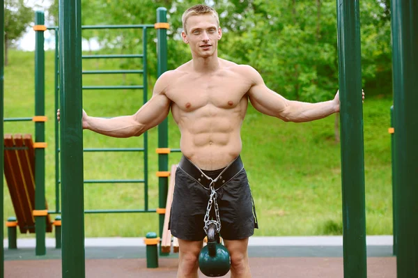Μυώδης άνδρας πρακτική Οδός προπόνηση σε ένα υπαίθριο γυμναστήριο — Φωτογραφία Αρχείου