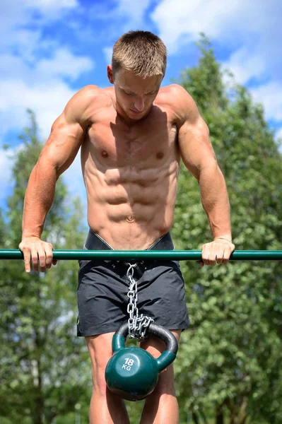 Gespierde man praktijk straat training in een outdoor sportschool — Stockfoto