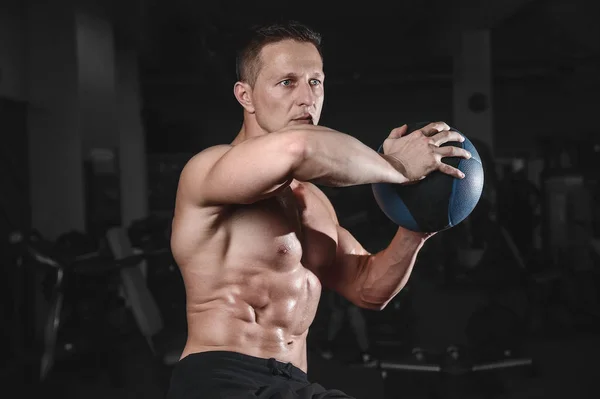 Guapo atlético fitness hombre posando y entrena en el gy —  Fotos de Stock