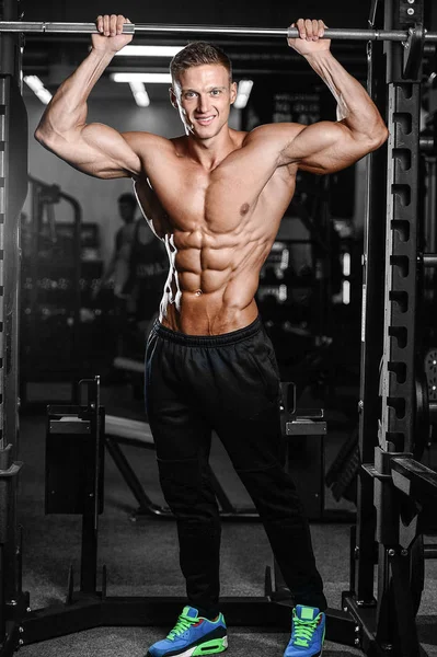 Silny mężczyzna sportowe fitness model wyświetlone sześć pack abs — Zdjęcie stockowe