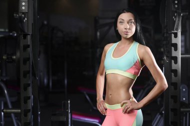 Atletik genç kadın poz ve yapıyor fitness egzersiz ile kilo