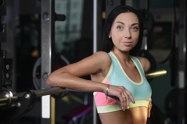 Atletisk ung kvinna poserar och gör fitness träning med väga — Stockfoto