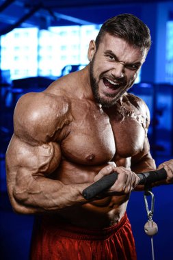 Güçlü vücut geliştirmeci adam