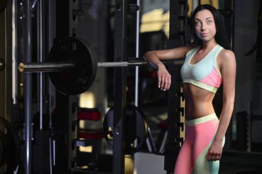 Atletik genç kadın poz ve yapıyor fitness egzersiz ile kilo