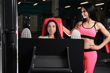 Atletik genç kadın poz ve yapıyor fitness egzersiz ile kilo