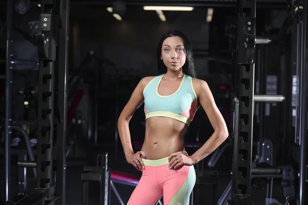 Atlética joven posando y haciendo ejercicio de fitness con pesaje — Foto de Stock