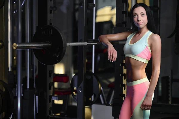 Atlética joven posando y haciendo ejercicio de fitness con pesaje — Foto de Stock