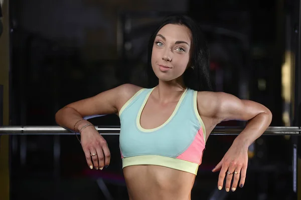 Atlética joven posando y haciendo ejercicio de fitness con pesaje — Foto de Stock