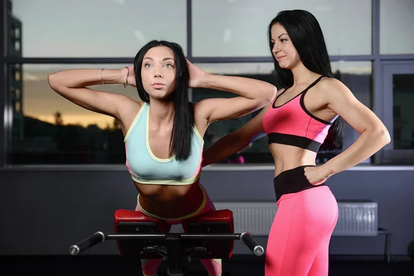 Atletica giovane donna in posa e facendo allenamento di fitness con pesare — Foto Stock