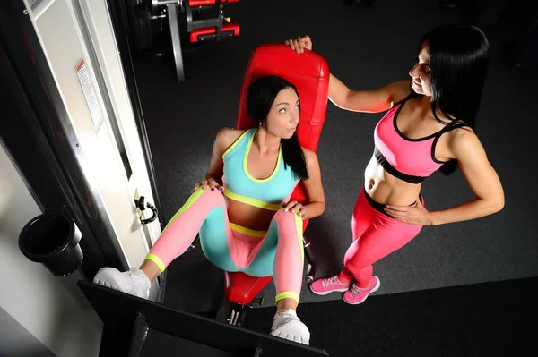 Athletische junge Frau posiert und macht Fitnesstraining mit Gewichten — Stockfoto