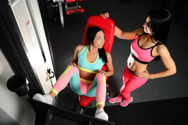 Athlétique jeune femme posant et faisant de l'exercice de remise en forme avec peser — Photo