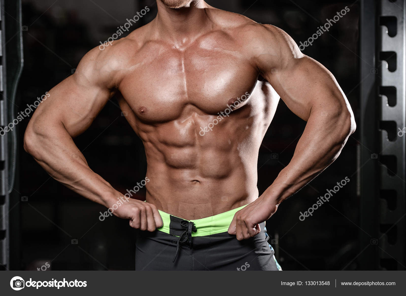 ジムの筋肉を示す強い Abs 男を閉じる ストック写真 C Antondotsenko 133013548