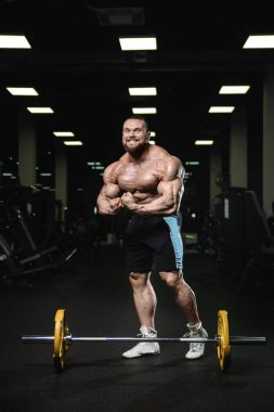 D ile kasları kadar pompalama acımasız güçlü vücut geliştirmeci atletik erkek