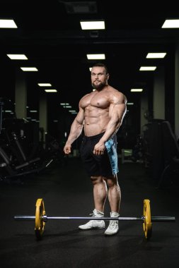 D ile kasları kadar pompalama acımasız güçlü vücut geliştirmeci atletik erkek