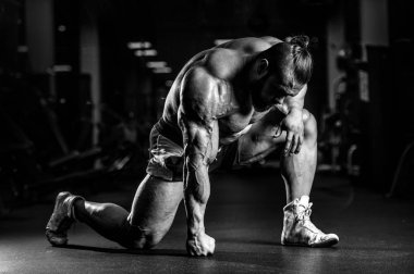 Acımasız güçlü vücut geliştirmeci