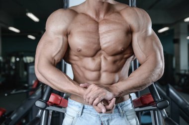 güçlü abs adam içinde jimnastik salonu kas gösterilen kapatın 