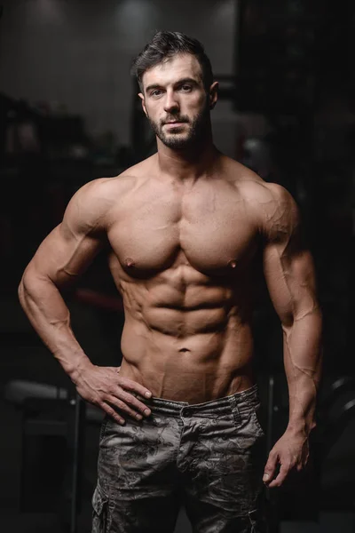 Silne i przystojny lekkoatletycznego młody człowiek mięśnie abs i biceps — Zdjęcie stockowe
