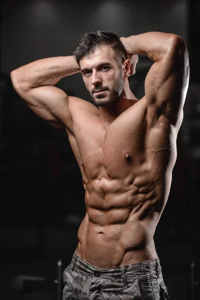 Gros plan abdos fort gars montrant dans les muscles de la salle de gym — Photo