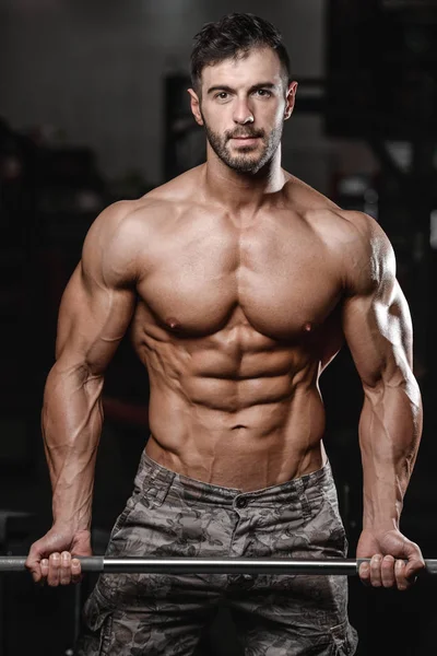 Solide et beau jeune homme athlétique muscles abdominaux et biceps — Photo