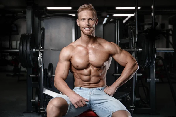 Sterke en knappe sportieve jonge man spieren abs en biceps — Stockfoto