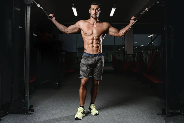 Hombre con entrenamiento con pesas en equipo de gimnasio club deportivo — Foto de Stock