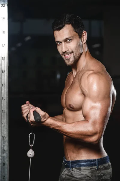 Homme avec entraînement de poids dans le club de sport d'équipement de gymnastique — Photo