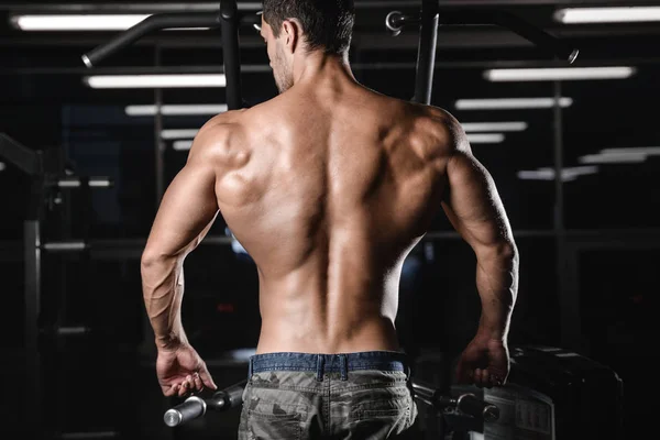 Homem com treinamento de peso em equipamento de ginásio clube desportivo — Fotografia de Stock