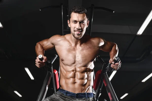 Homem com treinamento de peso em equipamento de ginásio clube desportivo — Fotografia de Stock