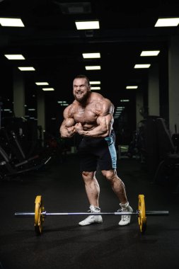 D ile kasları kadar pompalama acımasız güçlü vücut geliştirmeci atletik erkek