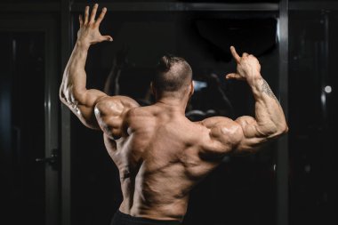 D ile kasları kadar pompalama acımasız güçlü vücut geliştirmeci atletik erkek