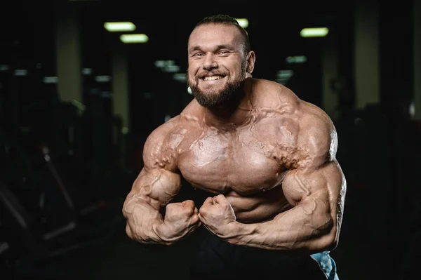 Βάναυση bodybuilder ισχυρή άντληση τους μυς με d αθλητική ανδρών — Φωτογραφία Αρχείου