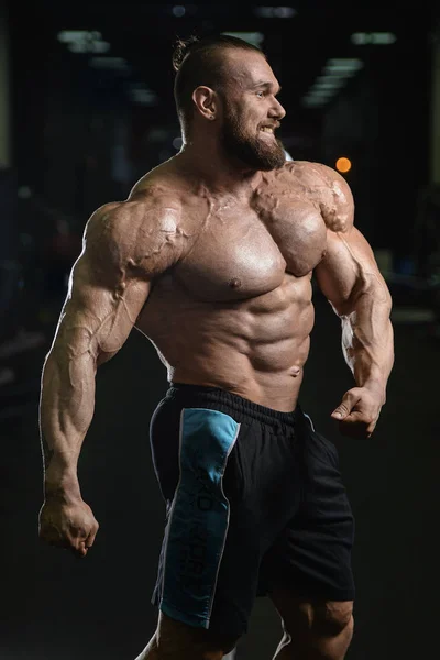 Brutale starke Bodybuilder athletische Männer, die Muskeln mit d aufpumpen — Stockfoto