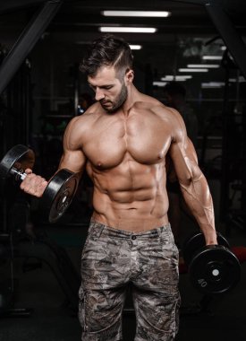 Kasları abs ve pazı fitness ve vücut geliştirme güçlü ve yakışıklı atletik genç adam
