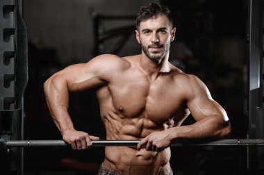 Kasları abs ve pazı fitness ve vücut geliştirme güçlü ve yakışıklı atletik genç adam