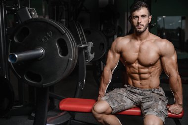 Kasları abs ve pazı fitness ve vücut geliştirme güçlü ve yakışıklı atletik genç adam