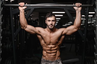 Kasları abs ve pazı fitness ve vücut geliştirme güçlü ve yakışıklı atletik genç adam