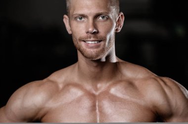 Yakışıklı erkekler yüz kapatmak portre içinde belgili tanımlık jimnastik salonu fitness ve vücut geliştirme