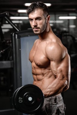 Kasları abs ve pazı fitness ve vücut geliştirme güçlü ve yakışıklı atletik genç adam