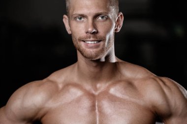 Yakışıklı erkekler yüz kapatmak portre içinde belgili tanımlık jimnastik salonu fitness ve vücut geliştirme