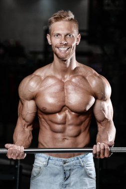 Kasları abs ve pazı fitness ve vücut geliştirme güçlü ve yakışıklı atletik genç adam