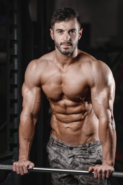 Kasları abs ve pazı fitness ve vücut geliştirme güçlü ve yakışıklı atletik genç adam 