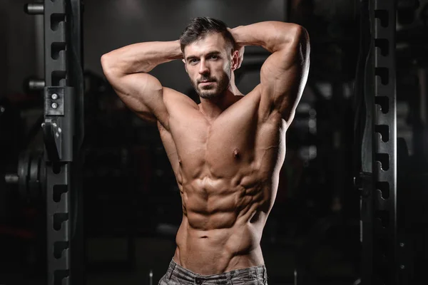 Primer plano fuerte abs chico mostrando en el gimnasio músculos fitness y culturismo — Foto de Stock
