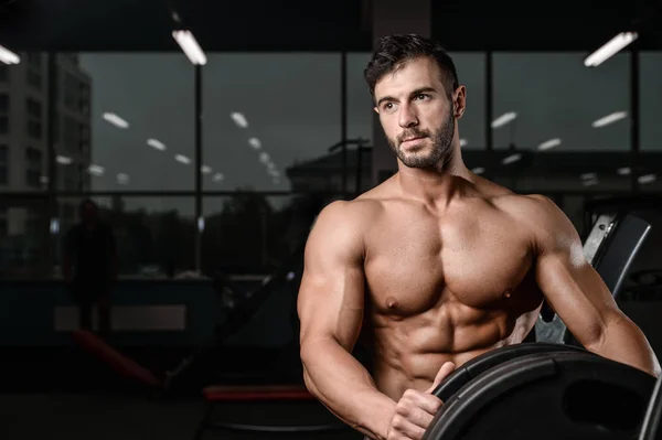 Kasları abs ve pazı fitness ve vücut geliştirme güçlü ve yakışıklı atletik genç adam — Stok fotoğraf