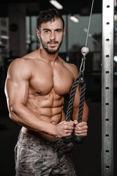 Solide et beau jeune homme athlétique muscles abdominaux et biceps fitness et musculation — Photo