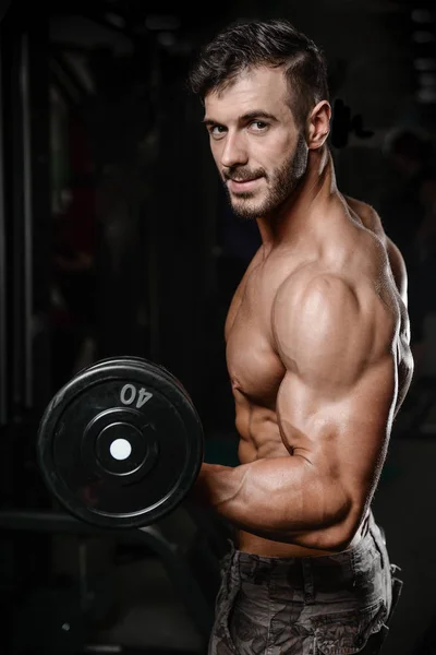 Solide et beau jeune homme athlétique muscles abdominaux et biceps fitness et musculation — Photo