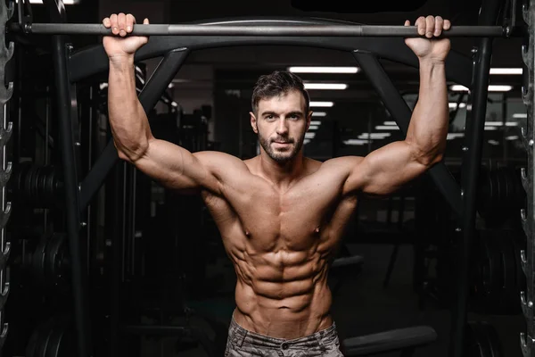 Ισχυρό και όμορφος αθλητικός νέος άνθρωπος μυς abs και bicep fitness και bodybuilding — Φωτογραφία Αρχείου