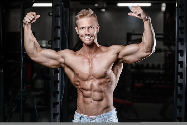 Silný a krásný sportovní mladý muž svaly abs a biceps fitness a kulturistika — Stock fotografie