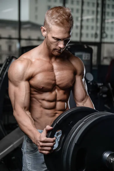 Silne i przystojny lekkoatletycznego młody człowiek mięśnie abs i biceps fitness i kulturystyce — Zdjęcie stockowe
