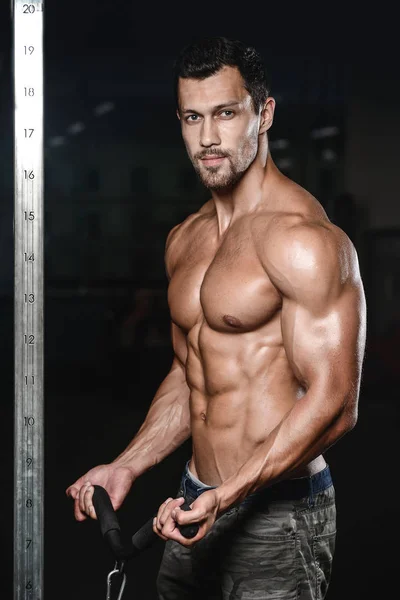 Hombre con entrenamiento con pesas en equipos de gimnasia club deportivo fitness y musculación —  Fotos de Stock