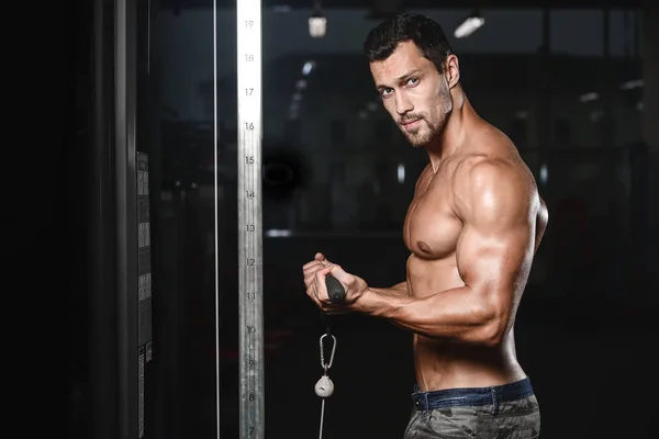 Homem com treinamento de peso em equipamentos de ginástica esporte clube fitness e musculação — Fotografia de Stock